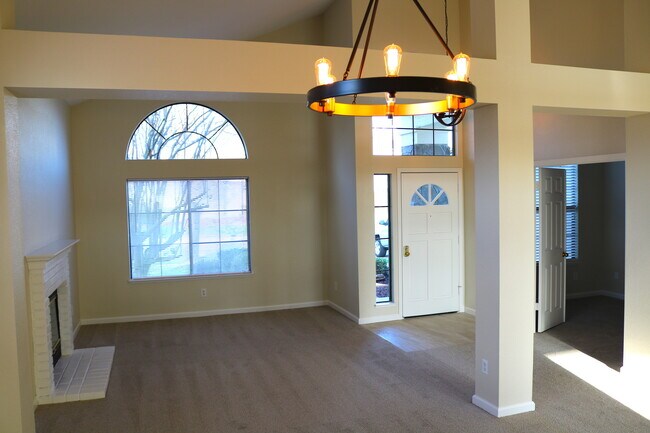 Building Photo - Stunning 3bed, 2.5 bath rent ready home !!