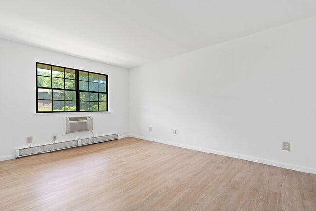 Building Photo - Brook Bridge Apartments