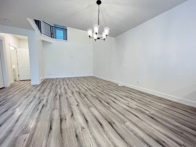 Building Photo - 3 Bedroom/2.5 Bathroom Townhouse in Herriman