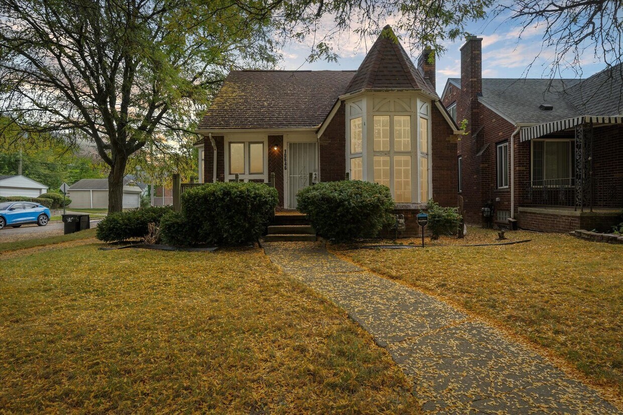 Primary Photo - Spacious bungalow - $1300 - month