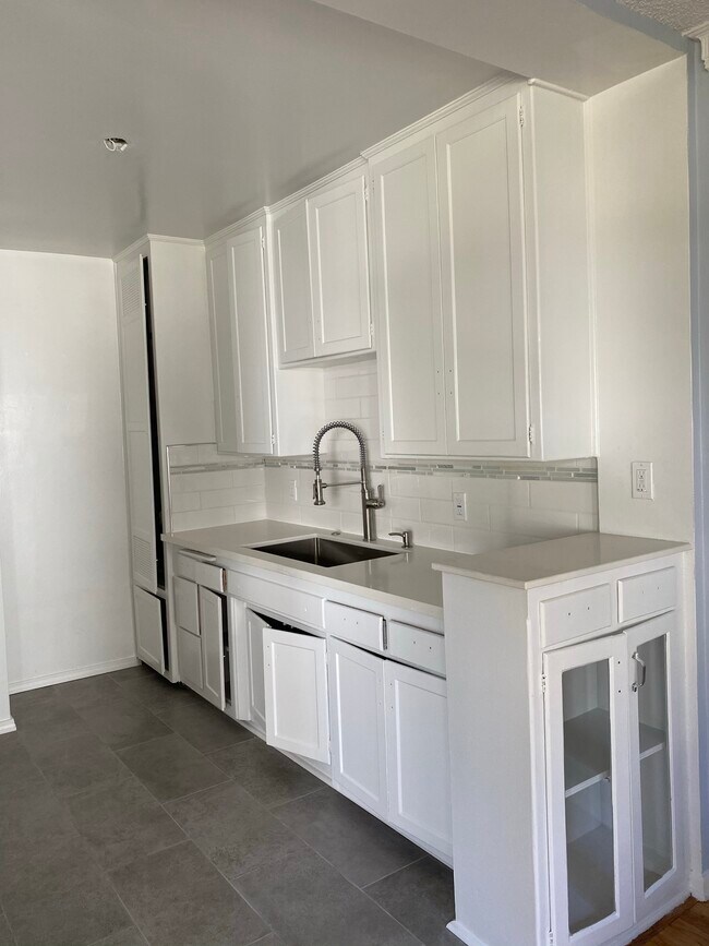 Foto del edificio - 3211 S Barrington Ave