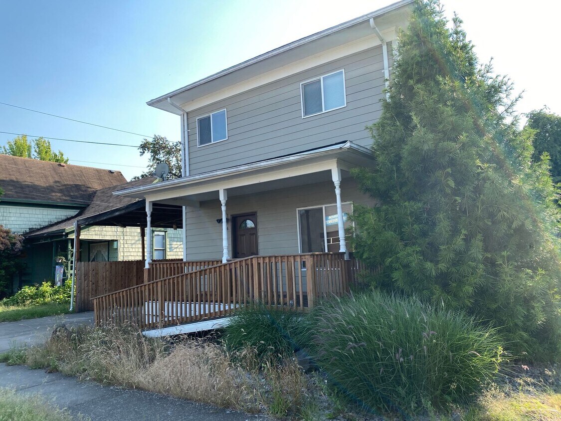 Primary Photo - Spacious 5 Bedroom Home in Great Location!