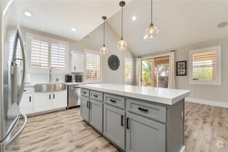 Building Photo - 780 Valley Rise Dr