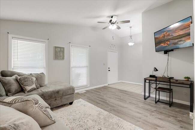 Entrada de puerta principal - Escritorio para trabajar desde casa - 1001 N Coler Ave