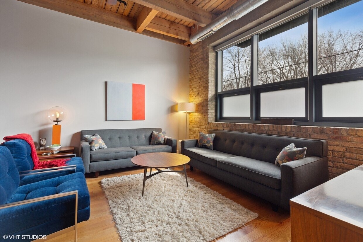 Living area - 1800 W Grace St