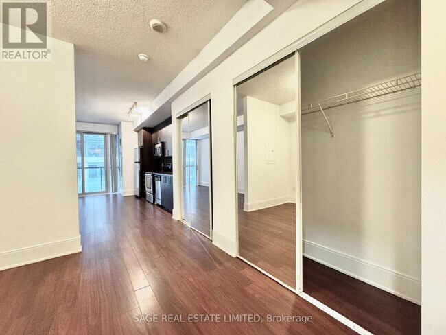 Photo du bâtiment - 560 Front St W