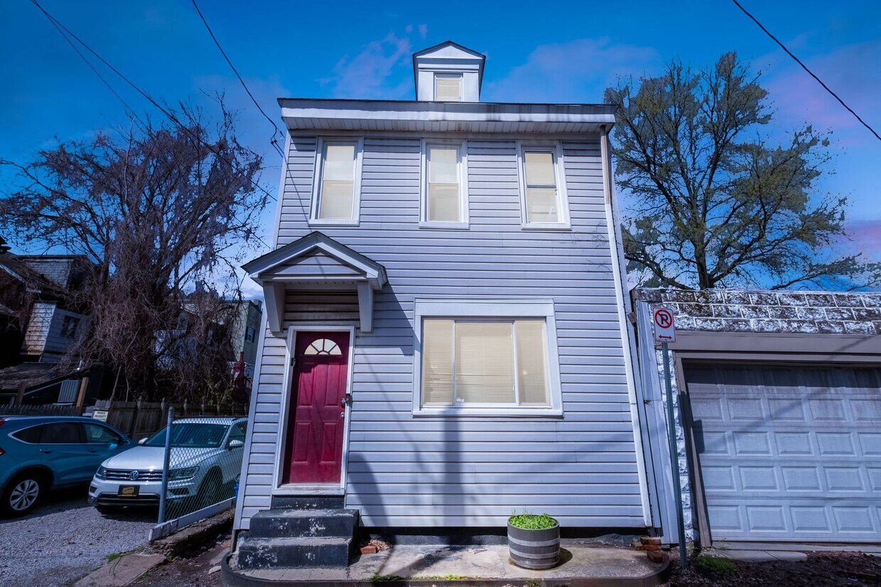 Primary Photo - 3 Bed, 1.5 Bath House in South Side Flats