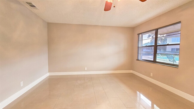 Building Photo - 416 Lakeside Dr