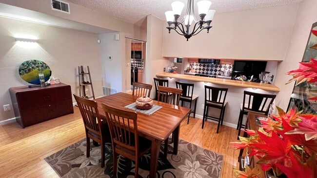 Building Photo - 540 S Forest St