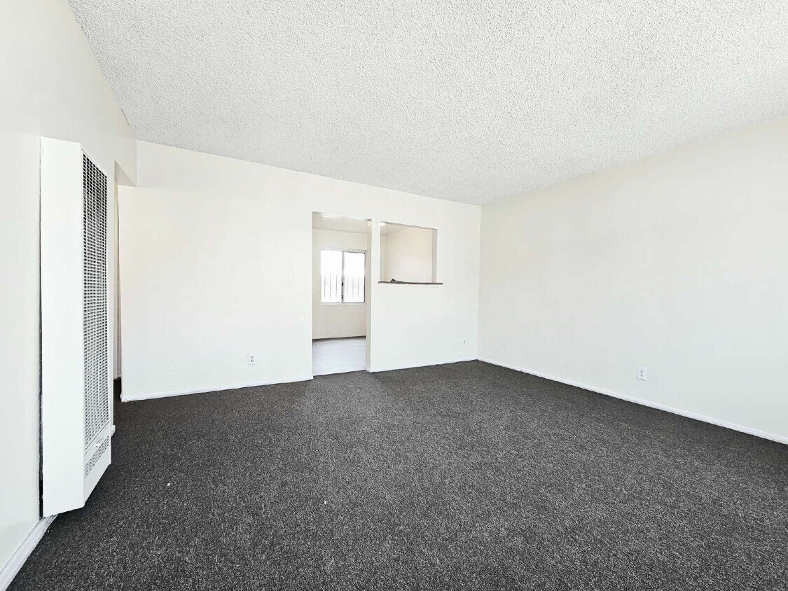 Foto principal - Spacious 2-Bedroom Home with Large Yard!!!