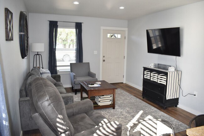 Foto del edificio - A St Townhomes