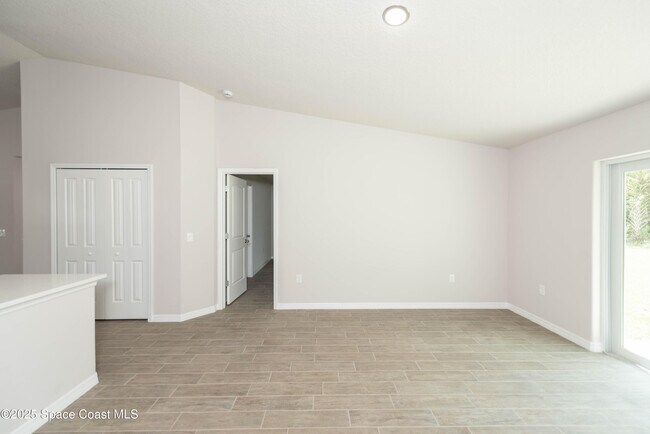 Building Photo - 2638 Lakeland Ave
