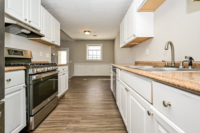 Building Photo - 3835 Charlotte Dr