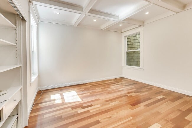 Building Photo - Rare Telegraph Hill Rental – Spacious 3BD/...