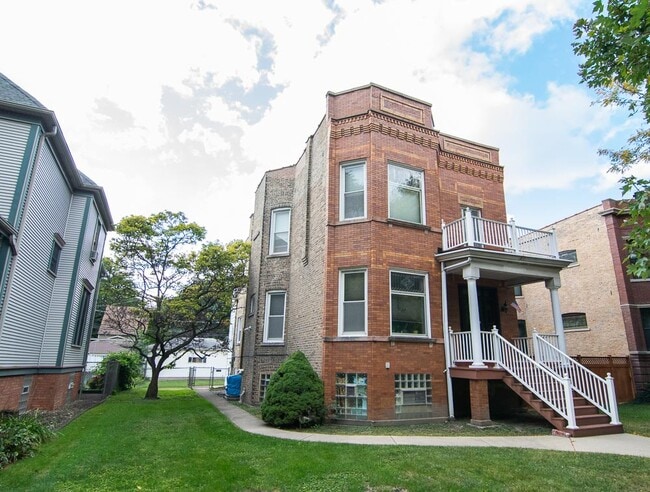 Building Photo - 3916 N Kildare Ave