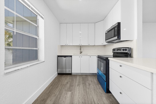 Building Photo - 124 Normandy Ln