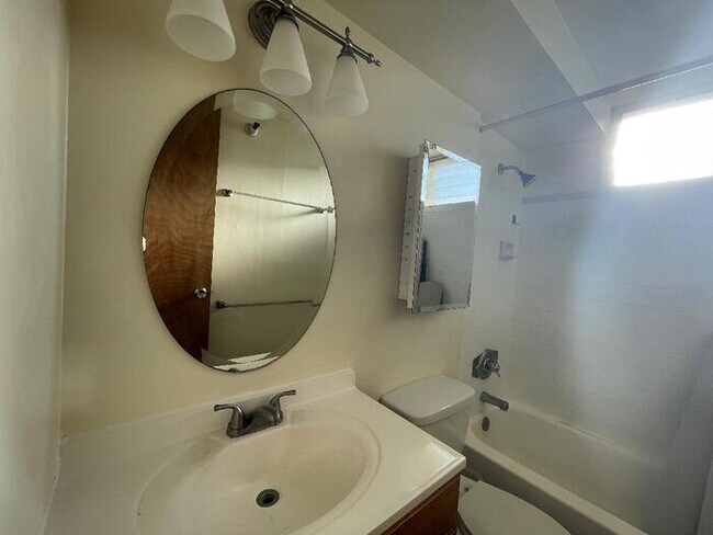 Foto del edificio - CENTURY PARK PLAZA 1/1/1 Bldg B sec, W/D, ...