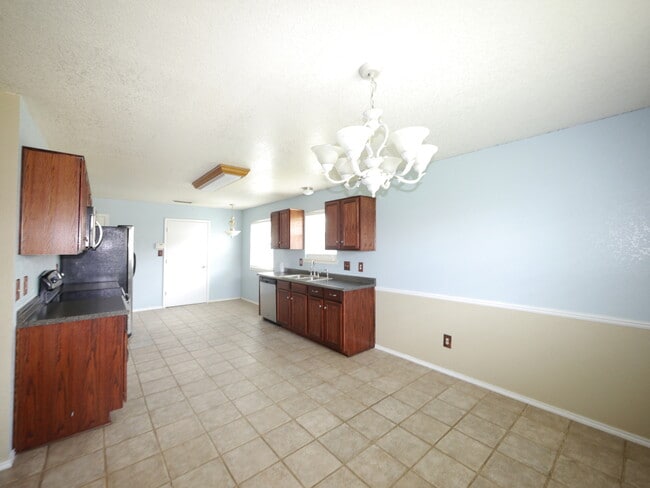 Foto del edificio - HOME WITH NEW CARPET and LARGE YARD IN WIL...