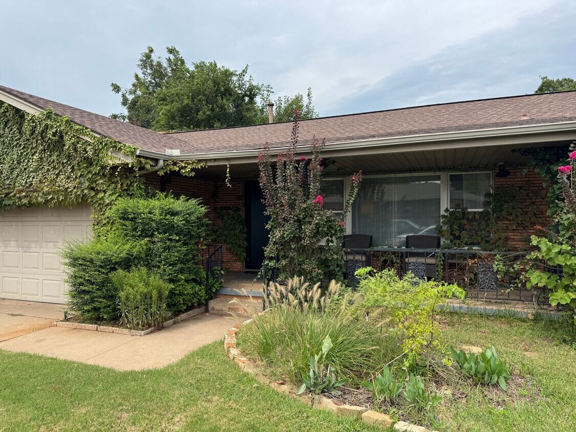 Foto principal - Huge 2-Bedroom Home in Heart of OKC – Fire...