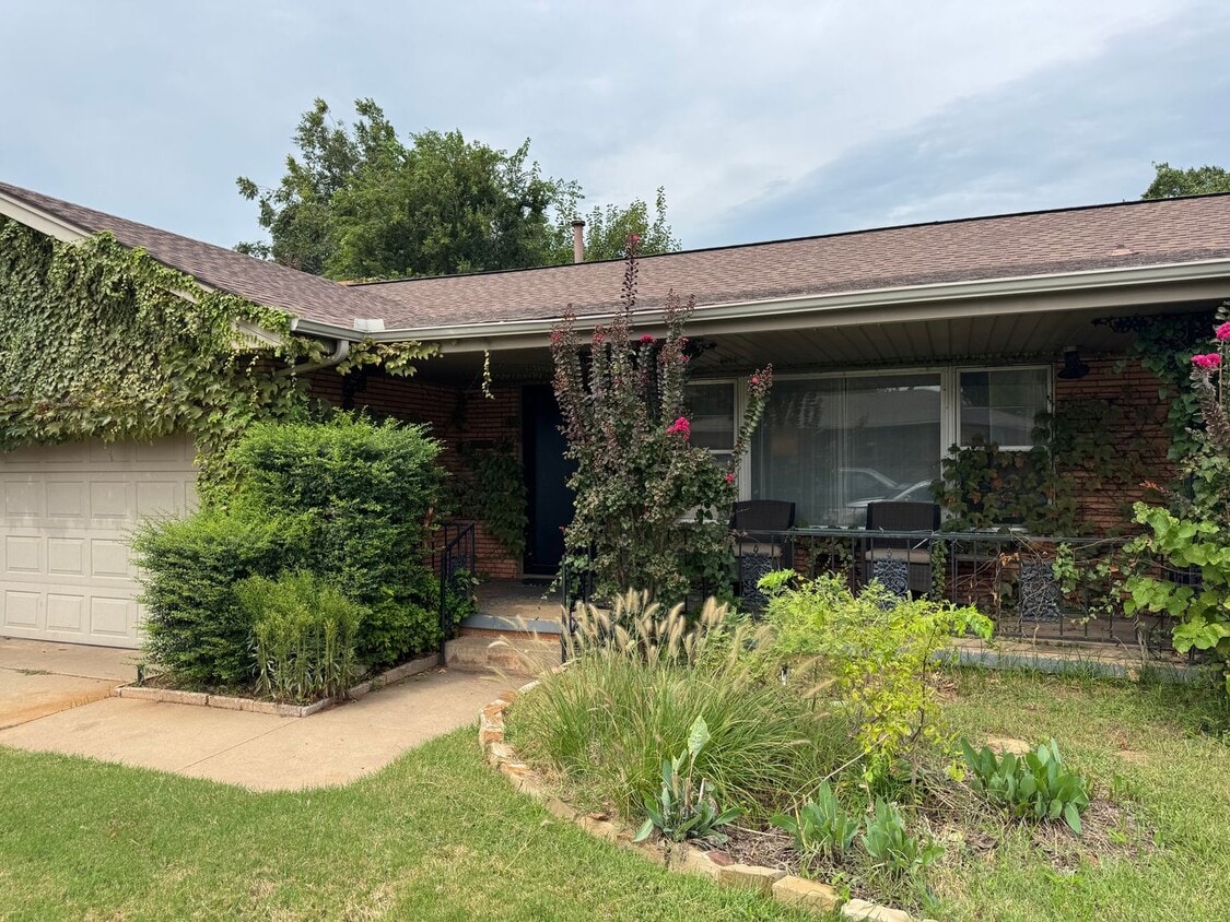 Primary Photo - Huge 2-Bedroom Home in Heart of OKC – Fire...