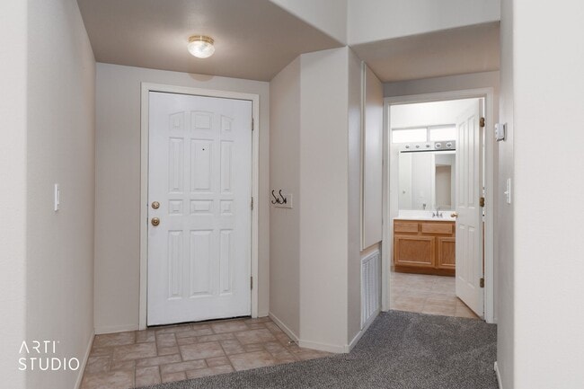 Building Photo - Enchanment 2 bedroom upper level unit with amazing views!