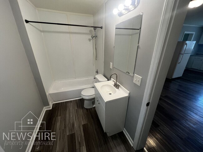 Foto del edificio - Recently Remodeled 3 Bedroom Home with Large Backyard and Covered Front Porch