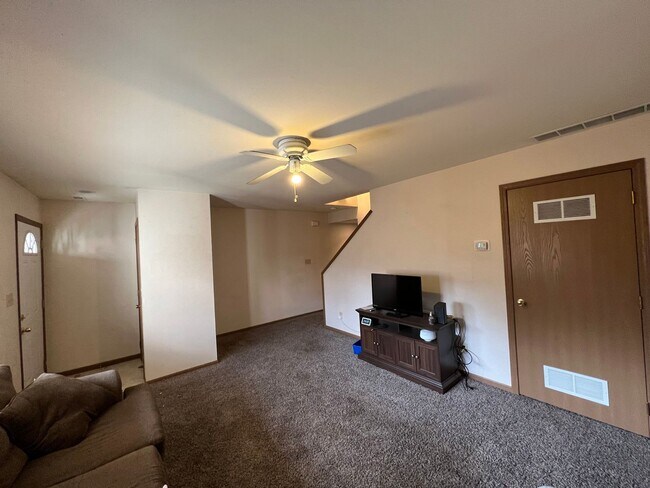 Foto del edificio - Pre-Leasing for 26/27 School Year