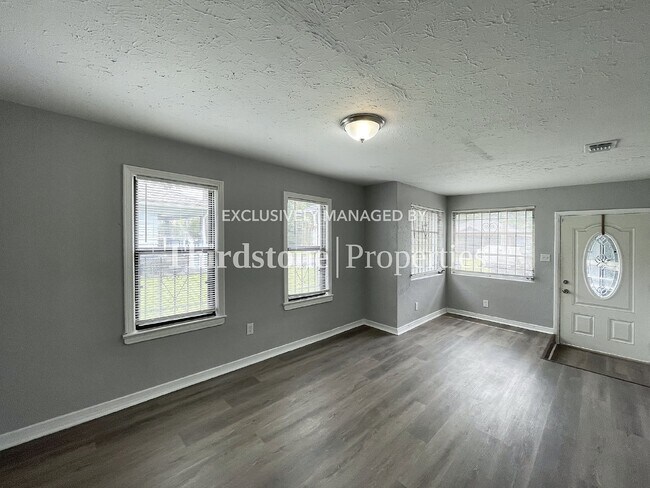 Building Photo - 1347 W 24th St