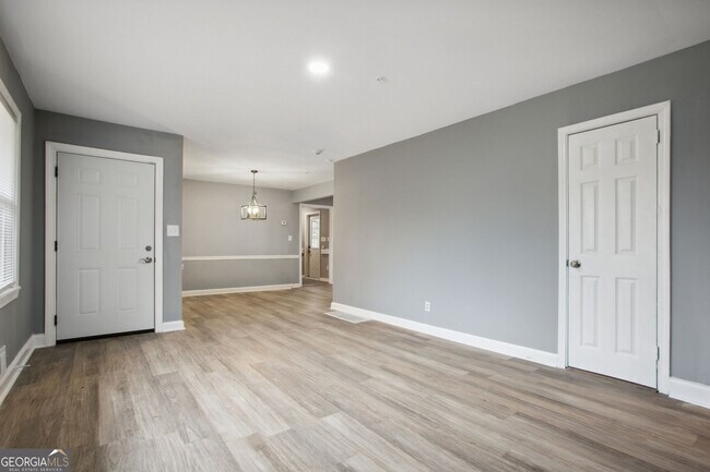 Building Photo - 1402 Shadowbrook Dr