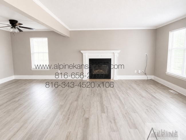 Building Photo - Spacious, 2 Car Garage! Great Location!