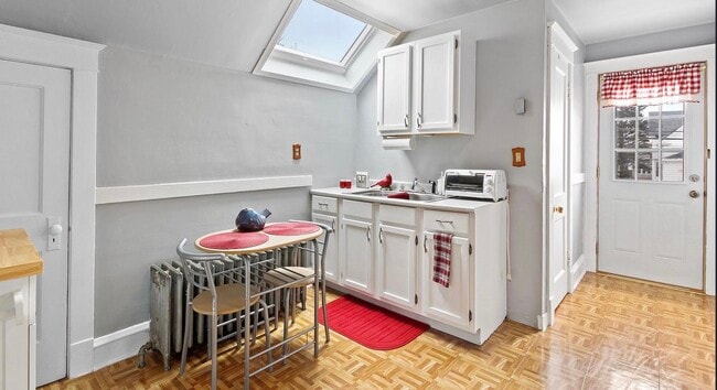 Kitchen - 3711 E Armour Ave