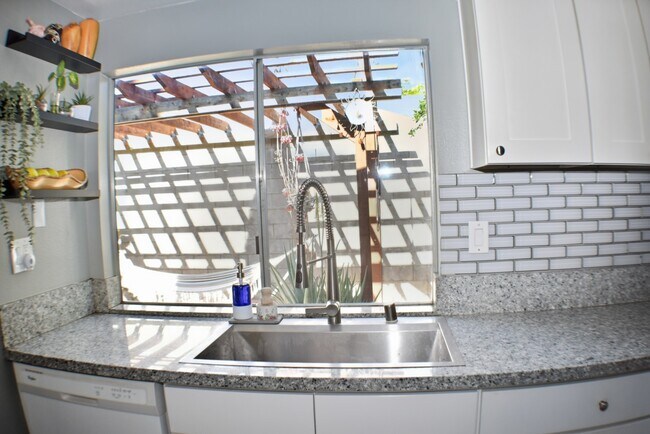 Foto del edificio - 14141 Paddock St