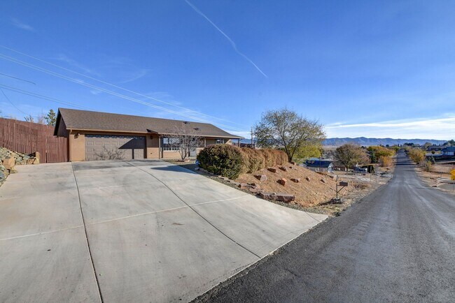 Building Photo - 3 Bedroom Home for Rent in Prescott Valley!!