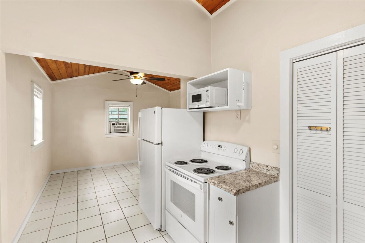 Foto principal - Unfurnished Studio!