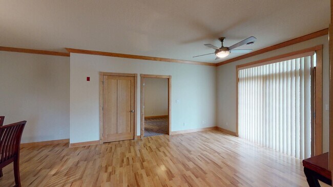 Foto del edificio - Cute Condo w/Security Access & Garage - Pets are Allowed