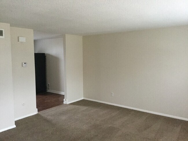 Building Photo - Apply Now for Half Off Rent!