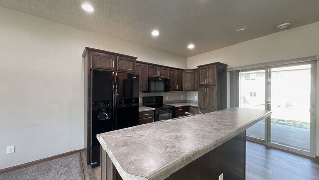 Foto del edificio - 7119-7121 S Hanson Ave (Bravo Team)