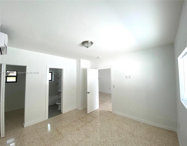 Foto del edificio - 165 NE 56th St
