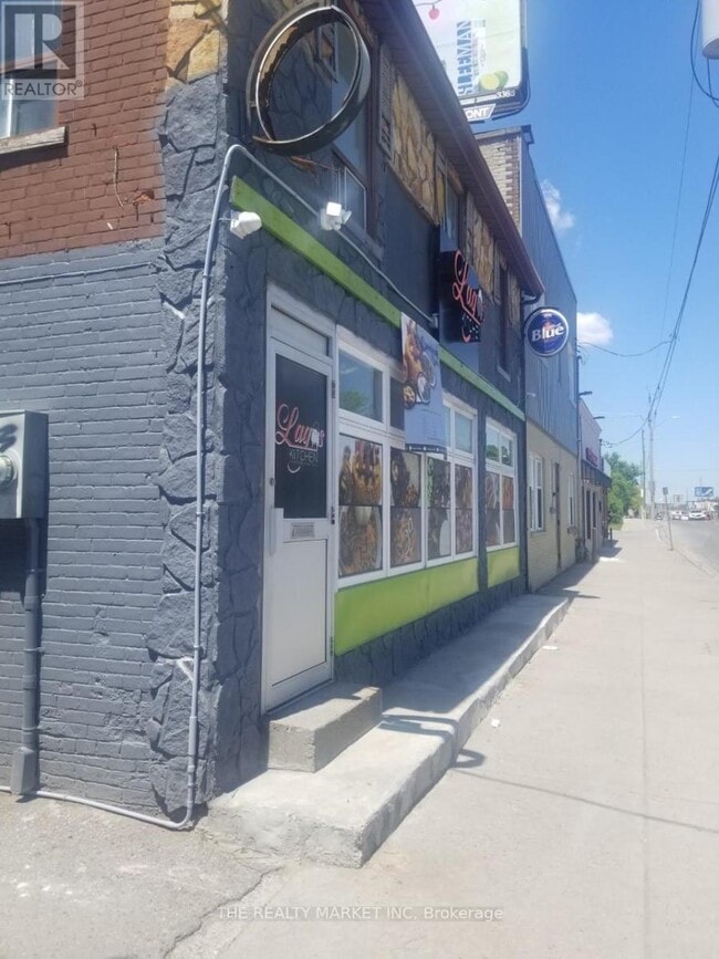 Building Photo - 430 Simcoe St S