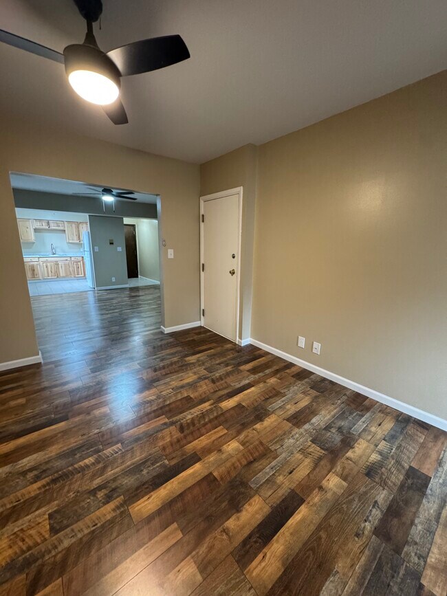 Building Photo - 2905 Glenmore Ave