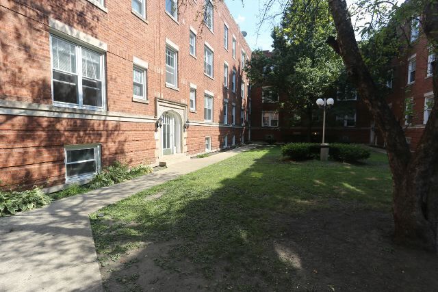 Building Photo - 954 W Cornelia Ave