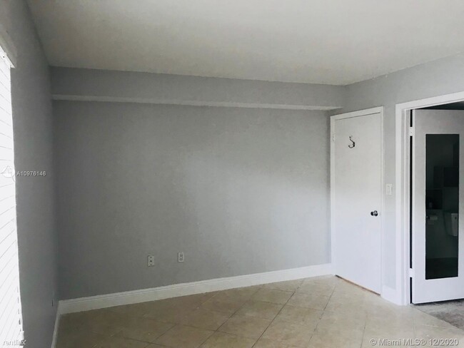 Building Photo - 1 br, 1 bath Condo - Coral Pointe Townhomes