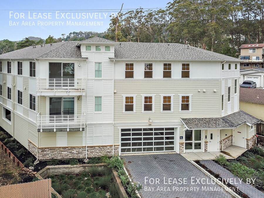 Primary Photo - Modern 2 BR/2 BA Top-floor Unit, blocks fr...