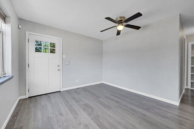 Foto del edificio - $2,145- 2-Bed, 2-Bath Updated Duplex Home ...