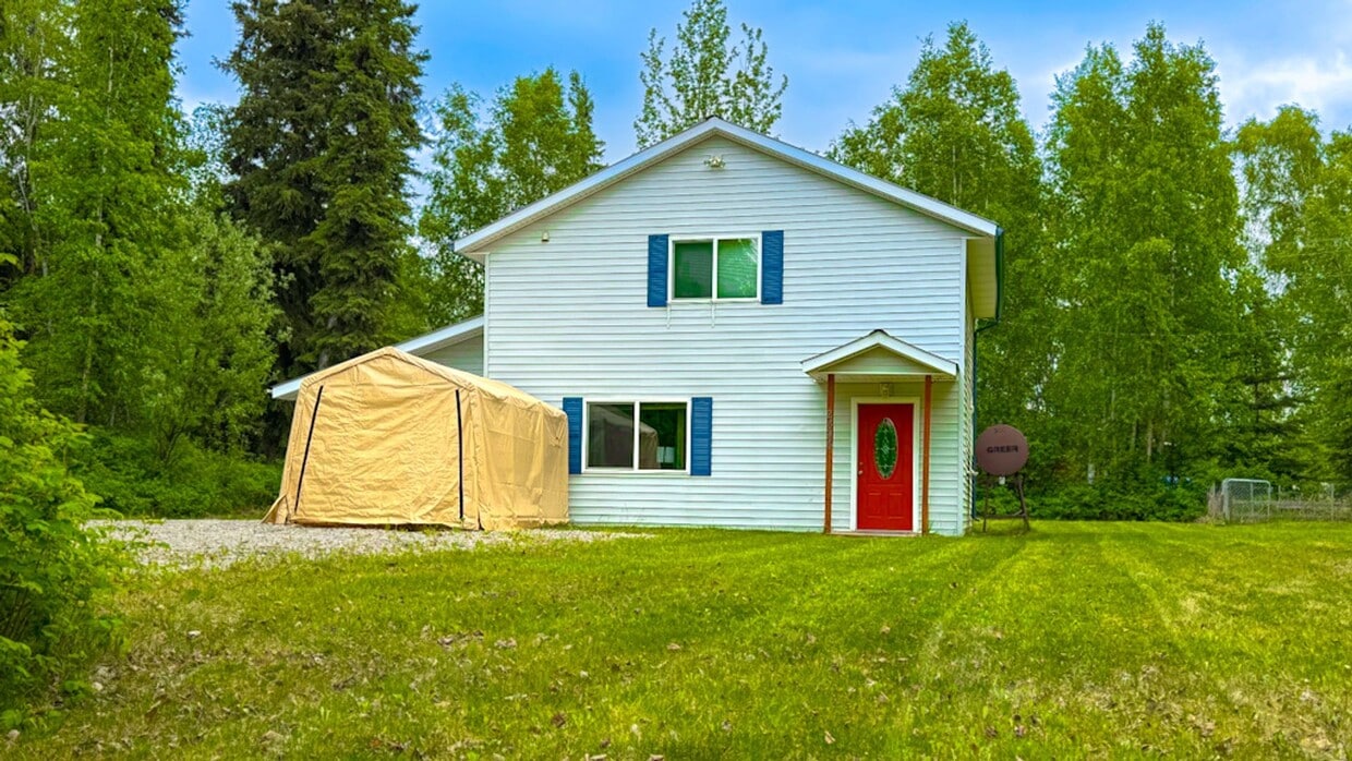 Primary Photo - 3 Bedroom Home in North Pole with Garage!!