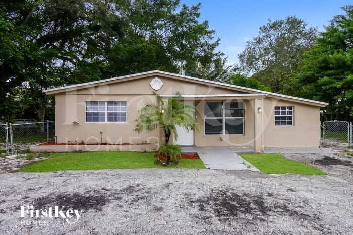 Foto principal - 5740 Douglas St