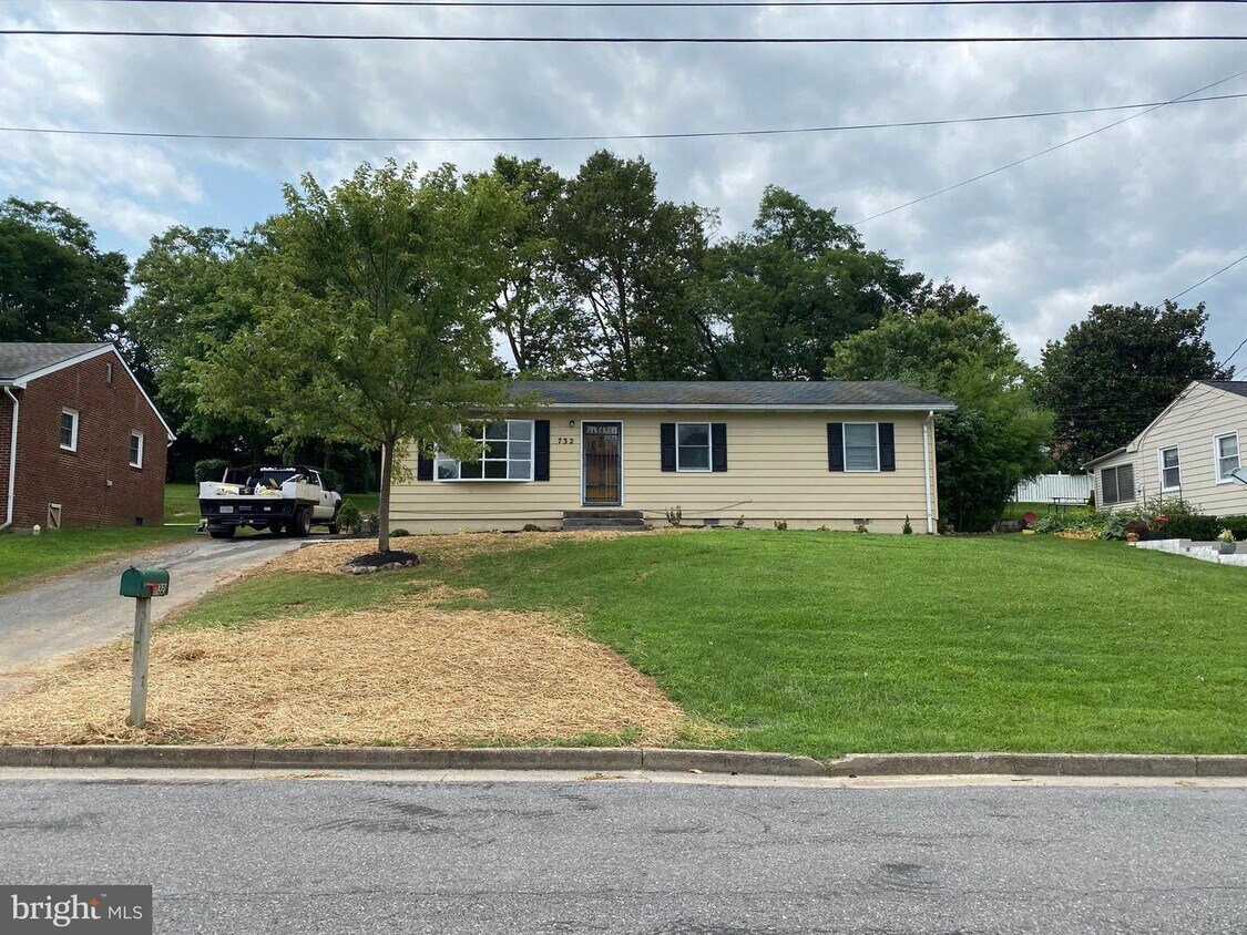 Primary Photo - 732 Spring Pkwy
