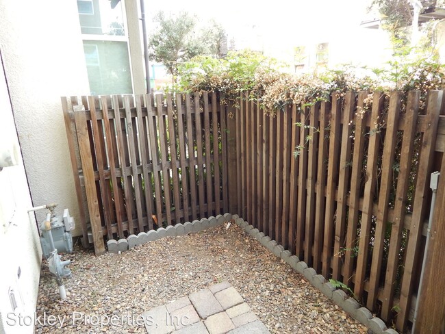Foto del edificio - 2 br, 1.5 bath House - 8 Covent Ln
