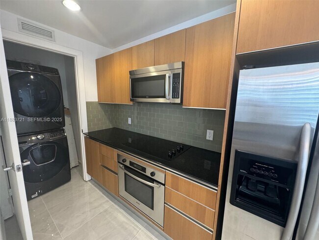 Building Photo - 1060 Brickell Ave