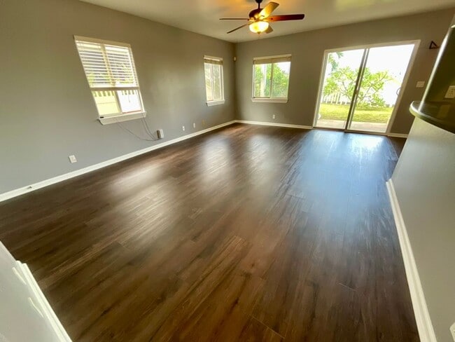 Building Photo - 4 bedroom, 2.5 bath, Mountain and Ocean Balcony Views, Solar Panels